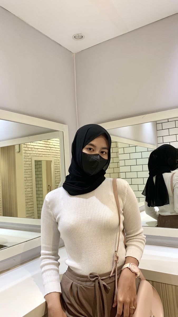 Jilbab Viral Indonesia Mahasiswi Undip MU Sprei Manchester United Top Global Wiwik 2025