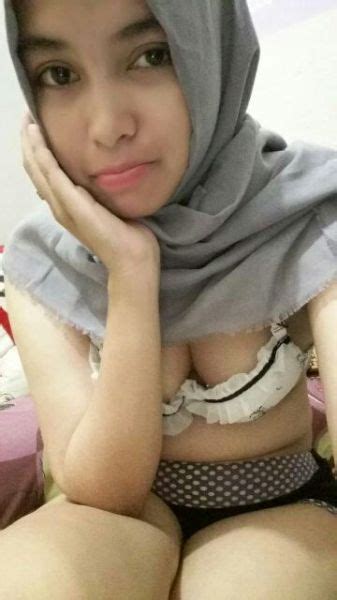 Video Viral Indonesia Mahasiswi Jilbab Wikwik di Parkiran Kampus Suasana Tetap Romantis Top Global Wiwik 2025 New